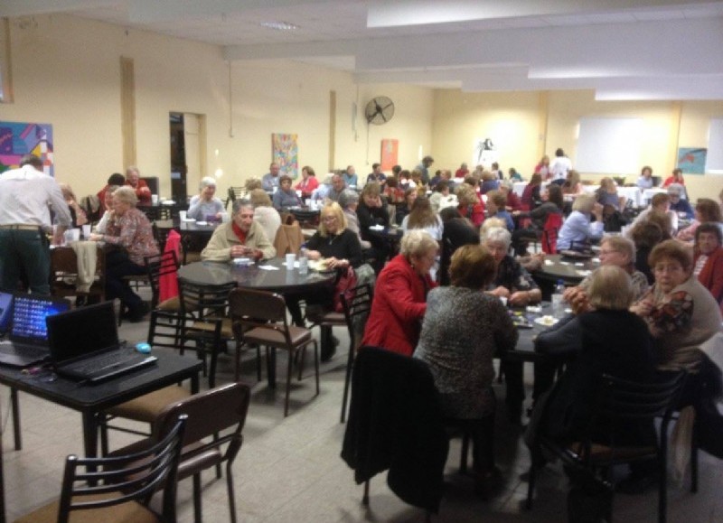 Este domingo, desde las 16, la filial local de la Liga Argentina de Lucha Contra el Cáncer y el Rotary Club organizan un Choco-Bingo en las instalaciones del Centro de Jubilados y Pensionados de Rojas, en Fernando de Rojas 280.