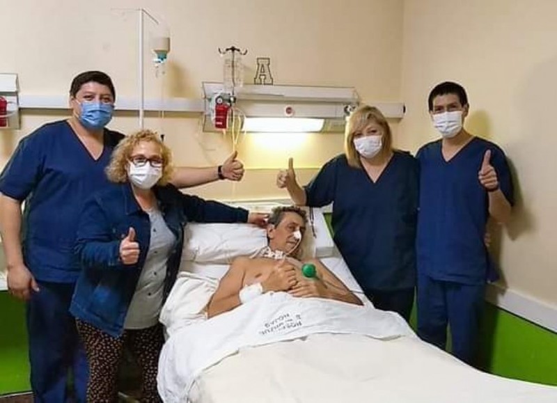 Rubén junto al personal de salud.