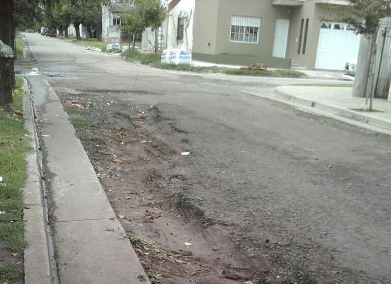 Una calle del barrio 20 de Octubre es el crudo ejemplo del abandono municipal.