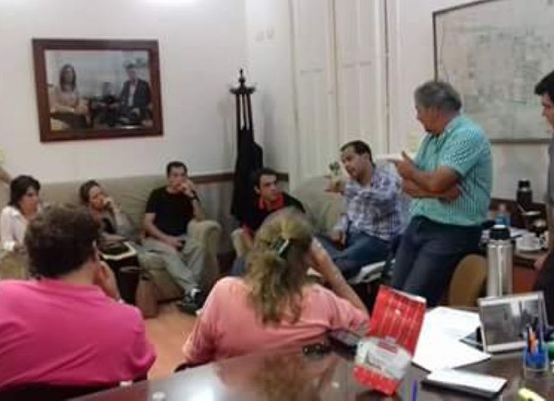 En vez de estar en los lugares de desastre, la reunión se hizo en el palacio municipal, con sanguchitos de miga y todo.