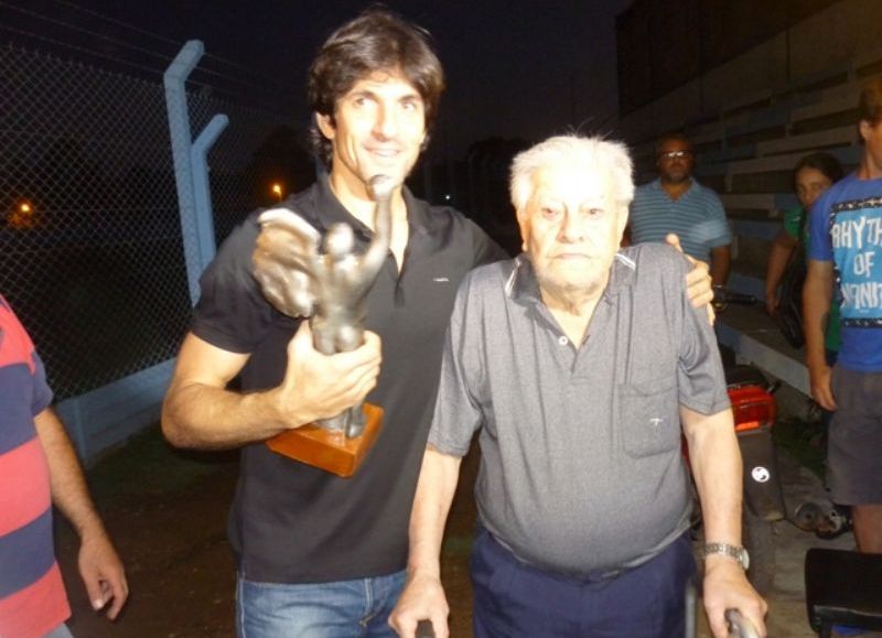 El abuelo Abel recibió a la leyenda viviente del fútbol mexicano para llegar a su amado Argentino.