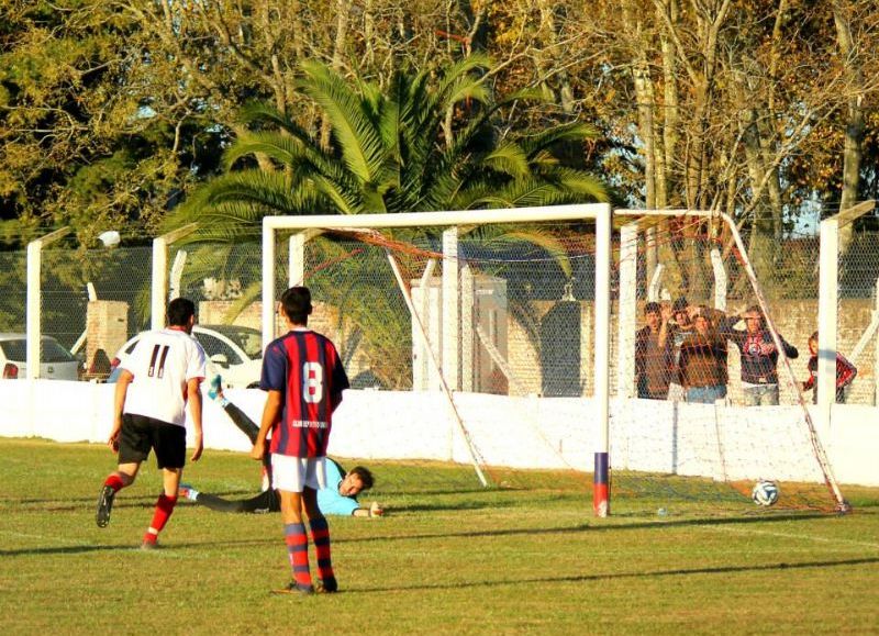 El fútbol rojense se juega desdoblado.