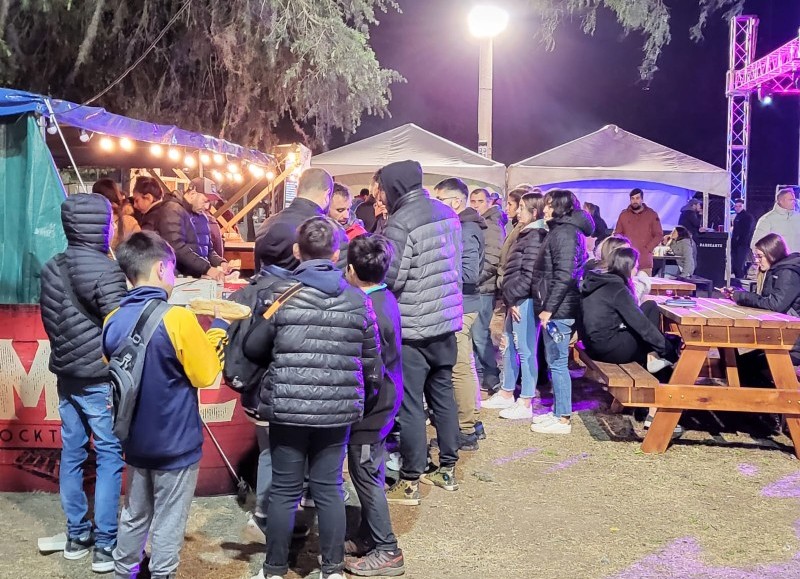 Actividad en la explanada de la UNNOBA.