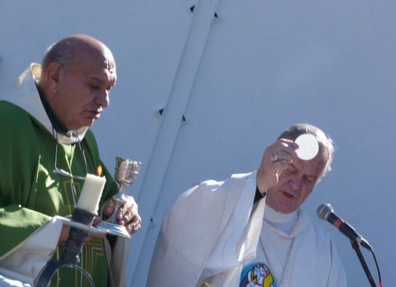 El Padre Abel, el primero a la derecha. El peor ejemplo de la Iglesia Católica.