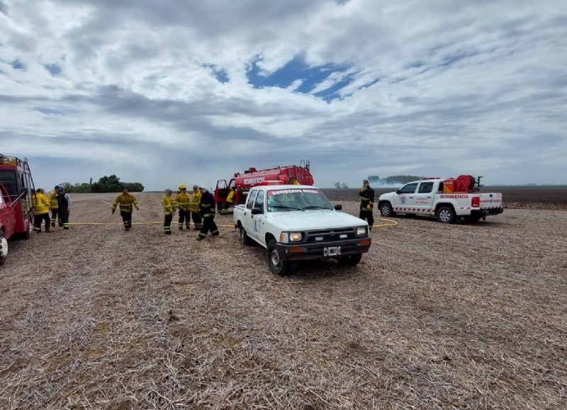 Bomberos trabajó arduamente este sábado.