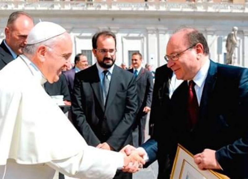 El Papa Francisco recibe a Miguel Piedecasas.