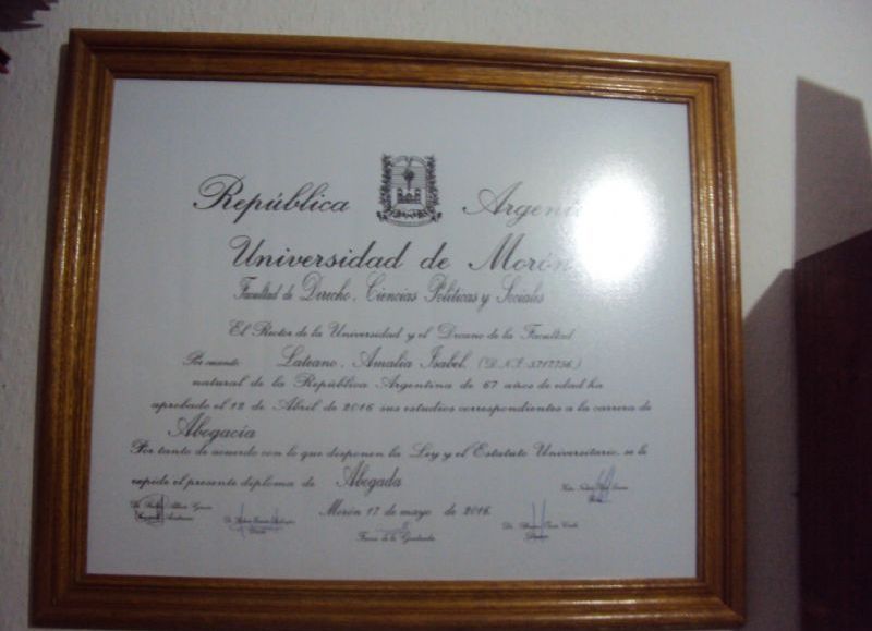 En el diploma se consigna la edad a la que se recibió.