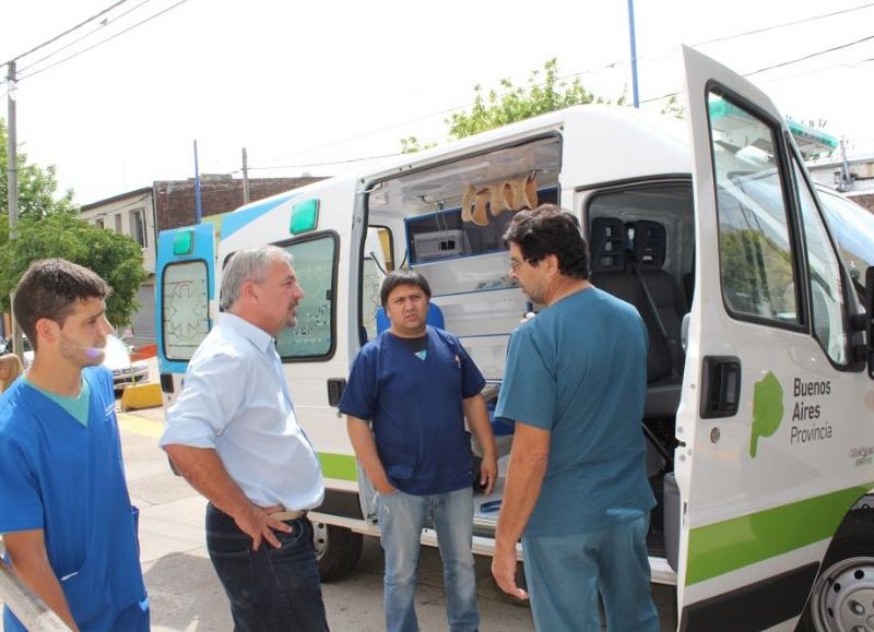 El intendente junto al equipo de ambulancieros del Unzué.