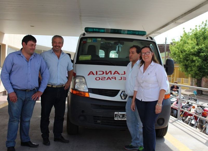 La ambulancia que se va para la Delegación de Carabelas.