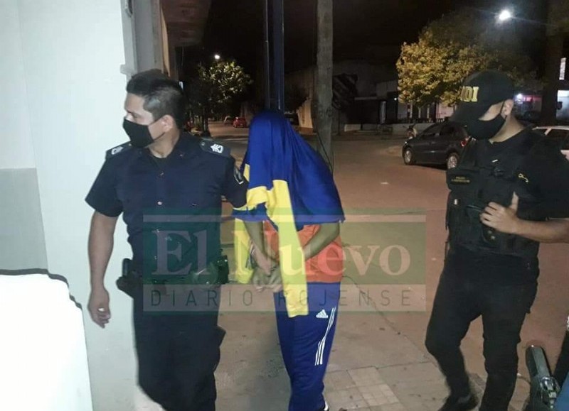 Traslado del único detenido (foto: El Nuevo Rojense).