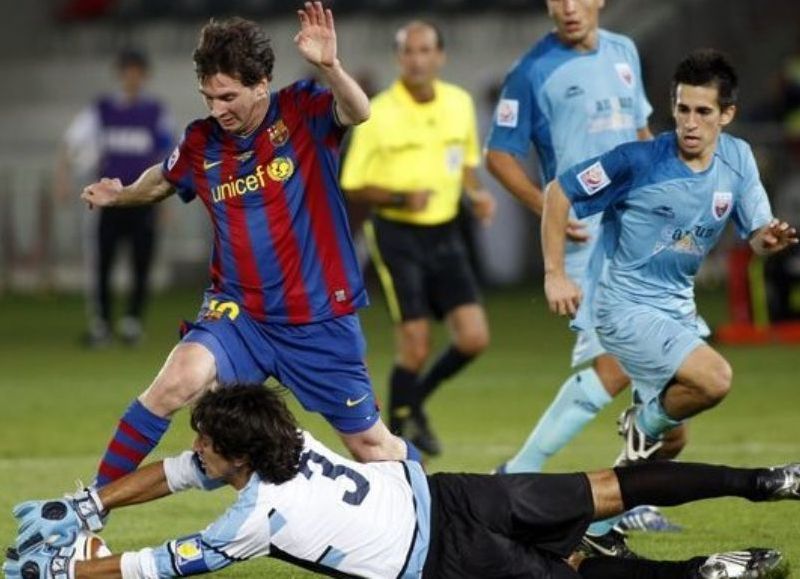 Enfrentando a Messi en el Mundial de Clubes 2009.