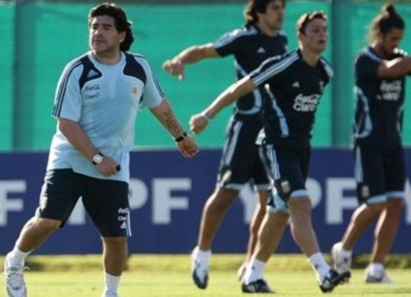 Se entrena detrás de Maradona.