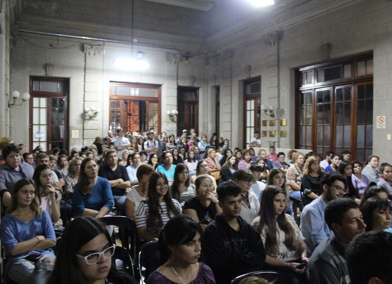 Acto en el Hall de la sede comunal.