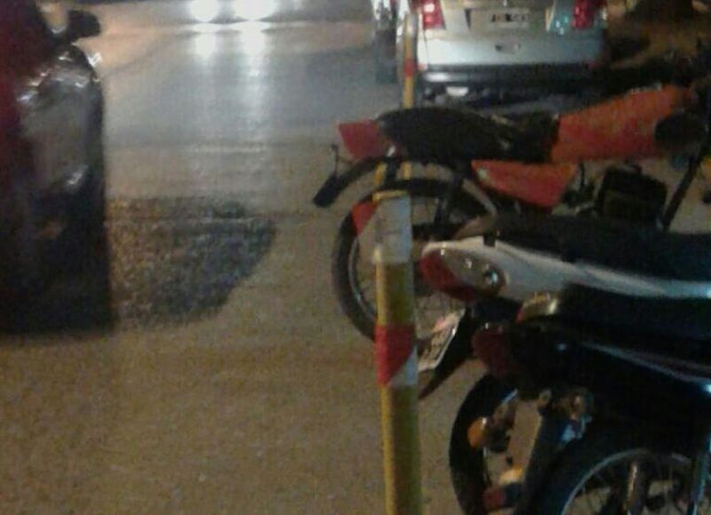 La moto mal estacionada.