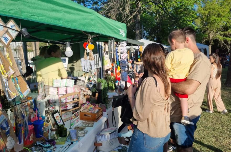 También hubo food trucks, gastronomía y música en la Plaza de la Bandera.