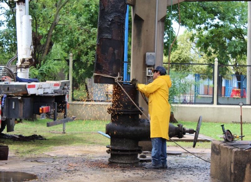 La reparación de la cañería de alimentación y bajada del histórico tanque de agua.