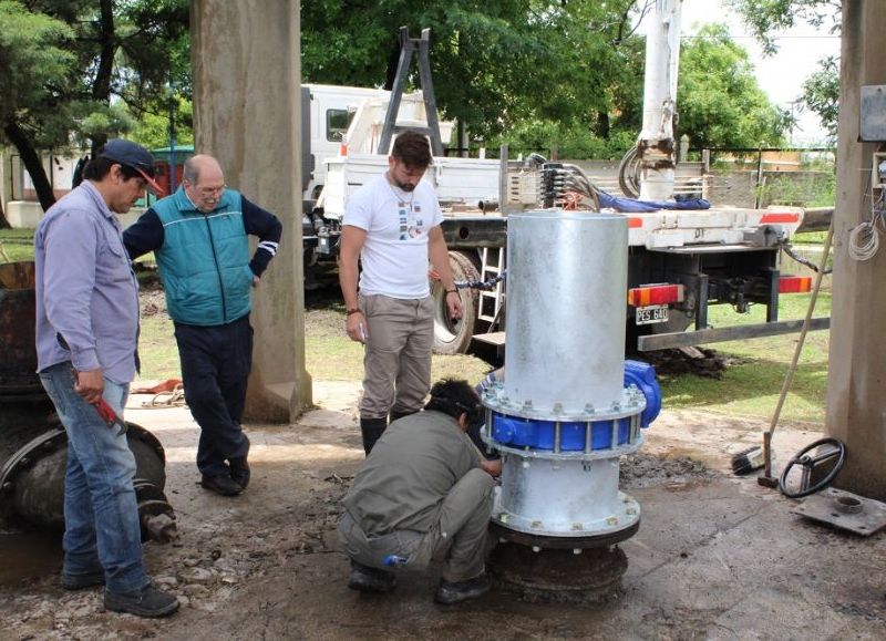 La reparación de la cañería de alimentación y bajada del histórico tanque de agua.