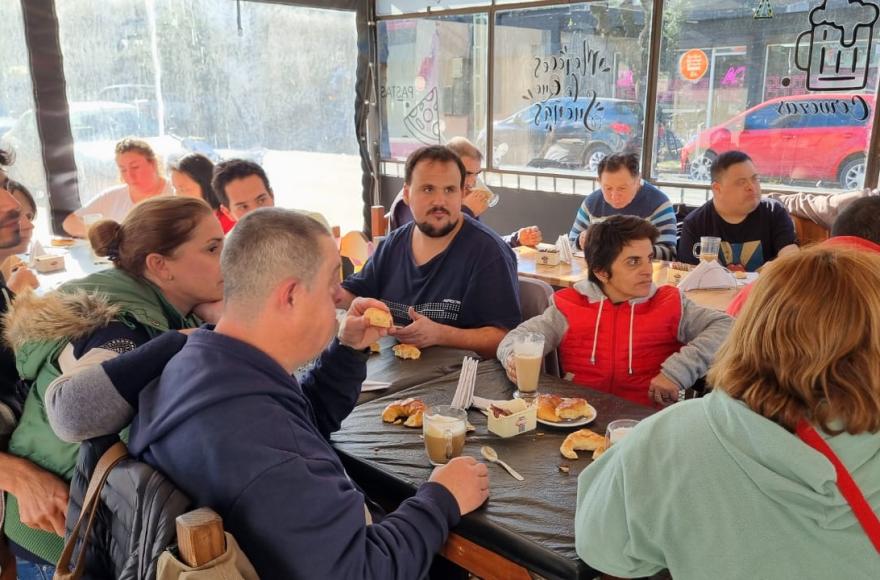 Encuentro en Paseo Resto Bar.