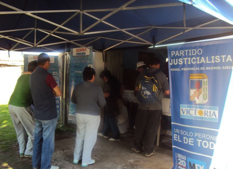 Cientos de vecinos acudieron a comprar pescados.