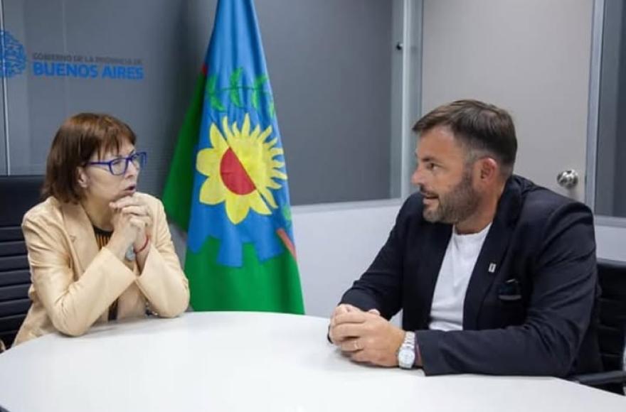 La ministra Batakis junto a Román Bouvier.