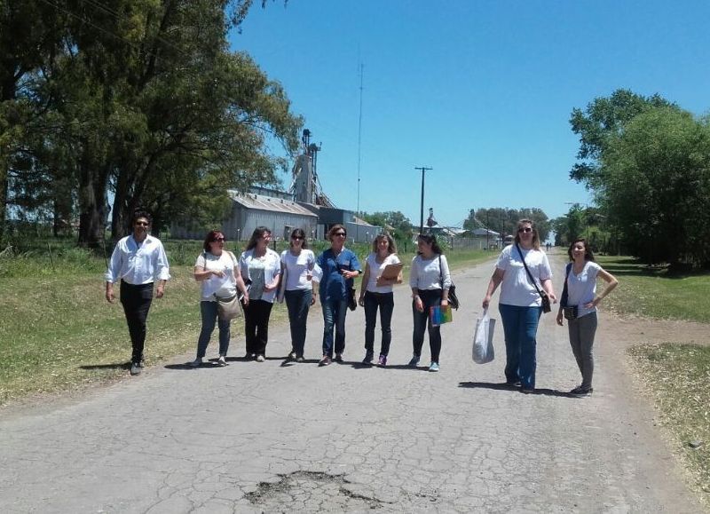 Los agentes sanitarios recorriendo Los Indios.