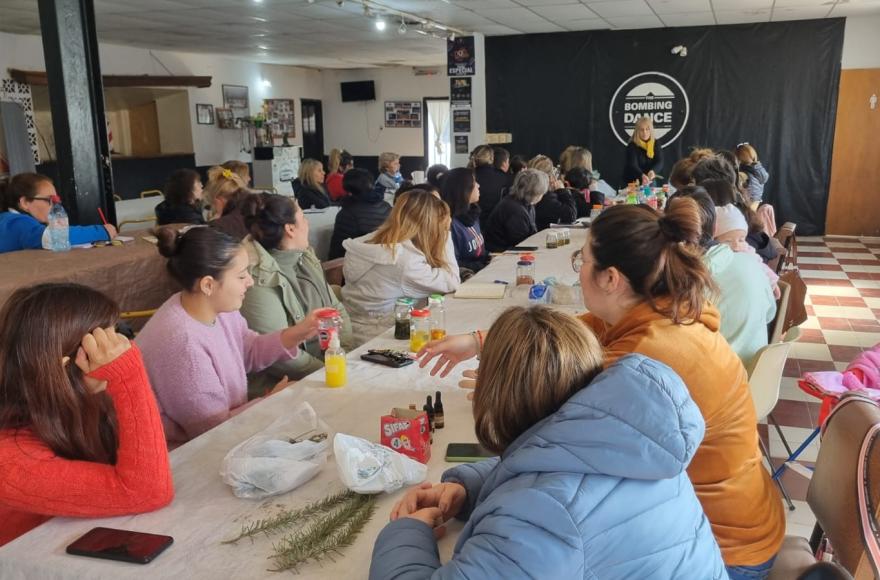 La temática fue aromática, donde aprendieron a hacer sahumerios.