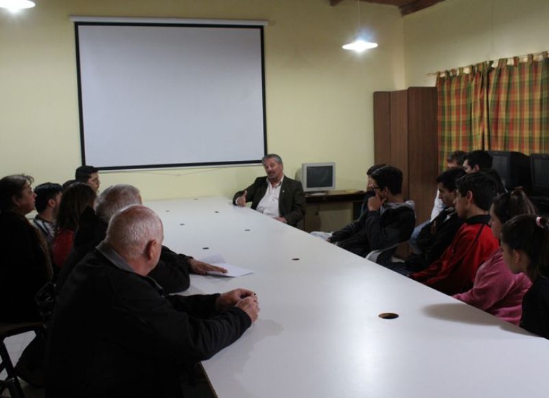 El intendente fue a la escuela y habló.