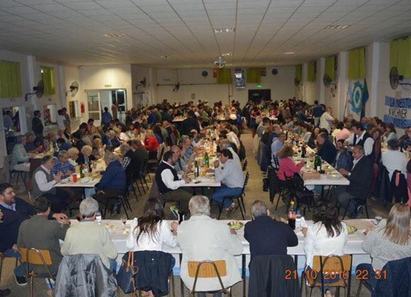 Multitudinaria cena del peronismo.