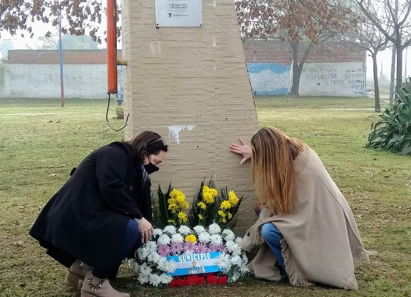 Ofrenda floral depositada por Marianela Barzaghi y Sandra Sartelli.