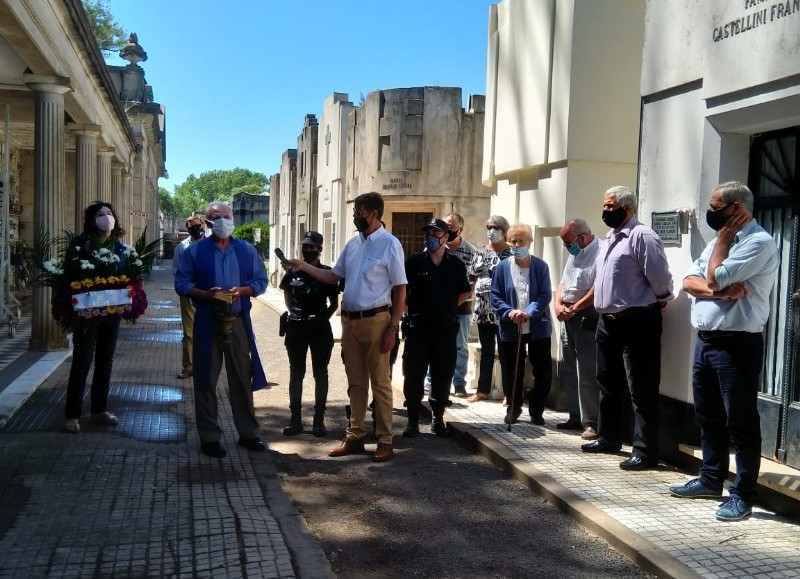 Acto en el Cementerio local.