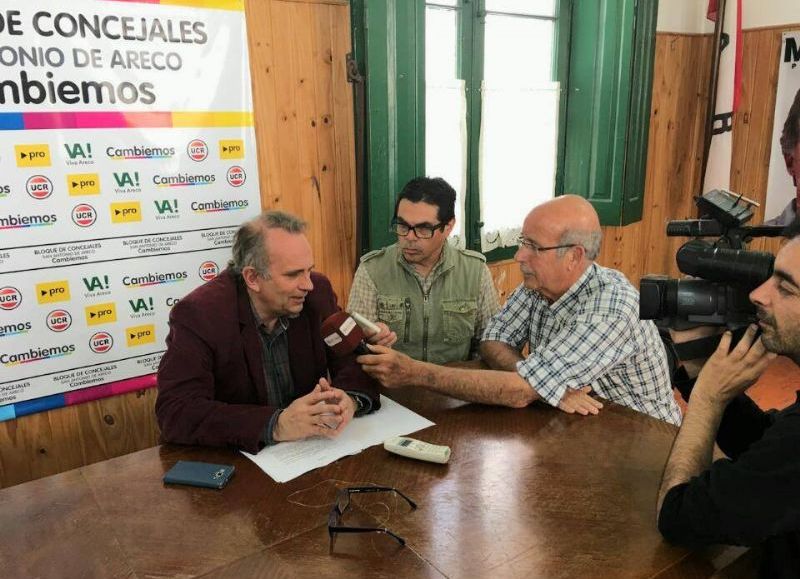 El diputado con los medios de prensa.