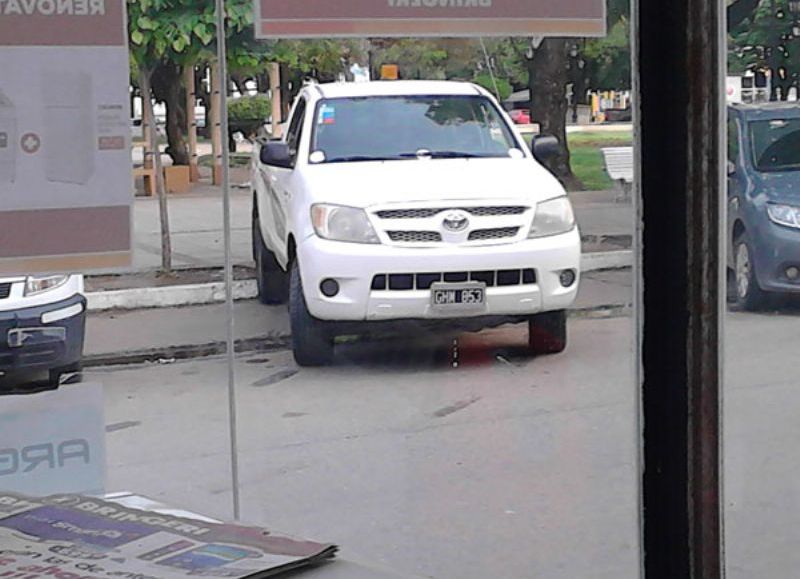 Ramón se bajó de un vehículo oficial a tomar café en horas de trabajo.