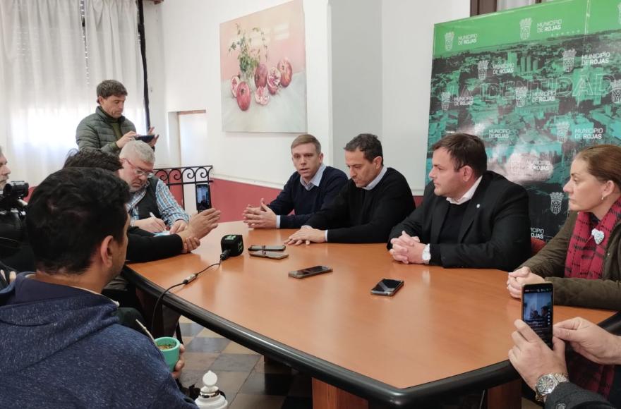 Encuentro con la prensa en el Centro Cultural Sabato.