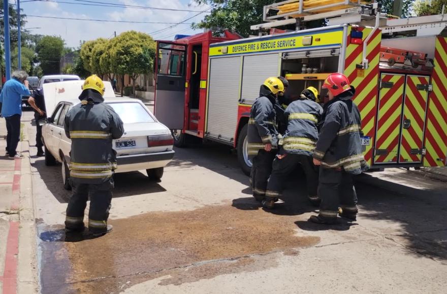 Vecinos socorrieron al infortunado vehículo.