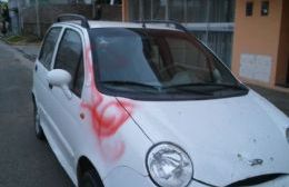 Otro fin de semana con hechos de vandalismo: Pintaron coches con aerosol