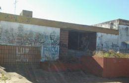 En edificio abandonado se reúnen menores que provocan disturbios y actos de vandalismo