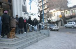 Jubilados en la puerta del Banco Nación a las 8.15 horas con 1 grado de temperatura