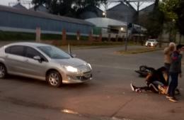 Choque entre auto y moto en Moreno y 25 de Mayo