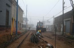 Arrancó la obra de cordón cuneta de calle Paso