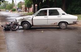 Auto y moto colisionaron esta mañana