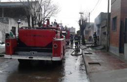 Bomberos actuaron ante el incendio de automóvil