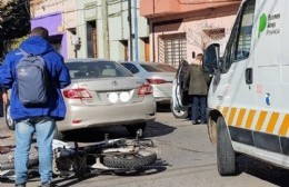 Chocan moto y auto: un herido fue trasladado al Hospital