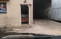 Ingresaron a un taller mecánico y derramaron un tambor de aceite en la calle