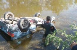 Hallan auto en el Río Rojas