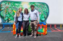 Se instaló un nuevo piso de goma en el patio del Jardín Maternal “Arco Iris”