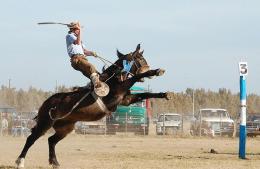 Habrá jineteada, payadas y baile en la Sociedad Rural