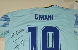 Campaña por Josiana: sortearán una camiseta de Boca autografiada por Cavani