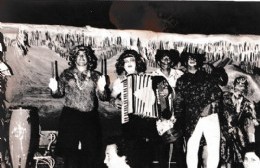 Ritmo, alegrìa y diversiòn en los corsos rojenses en el 82