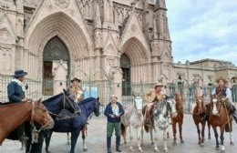 Gauchos peregrinos traen a la Virgen desde Luján