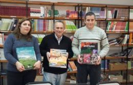 Gustavo Vignali donó enciclopedia a la Escuela Secundaria Nº 5